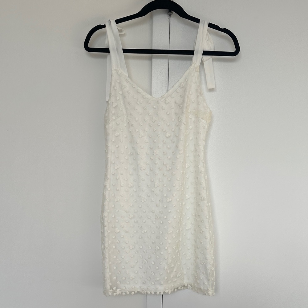 Chic White Sleeveless Dress with Bow Straps